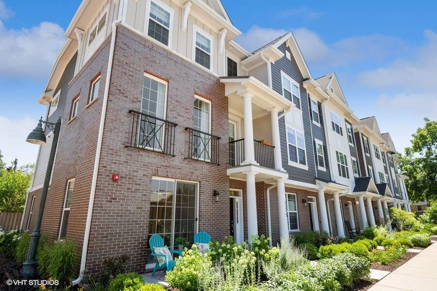 1215 Parker Drive property in Glenview