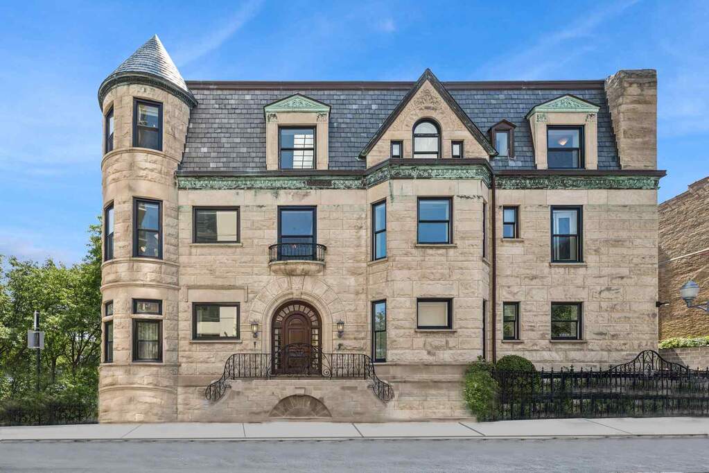2480 N Lakeview Avenue property in Chicago