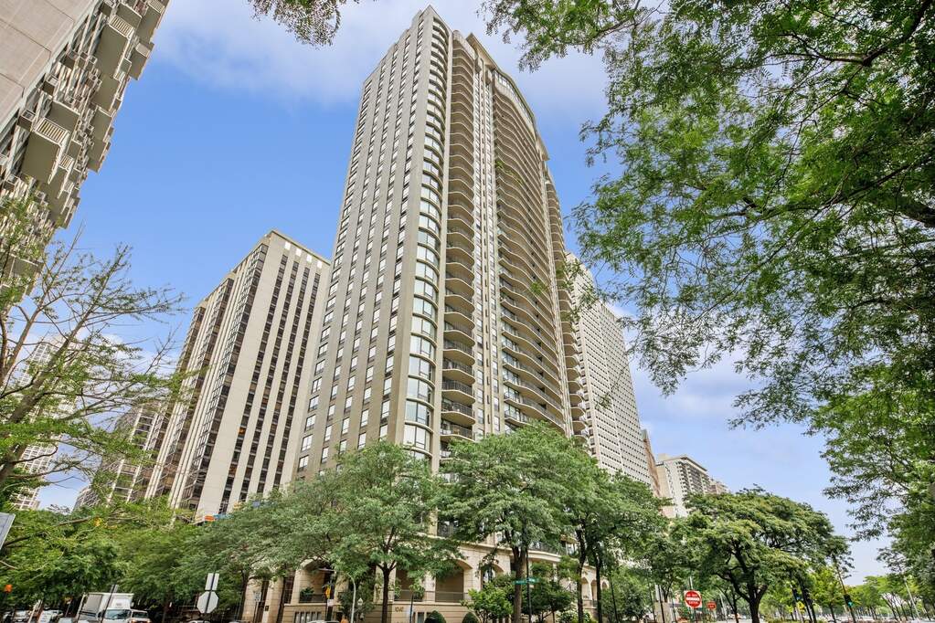 1040 N Lake Shore Drive #9A property in Chicago