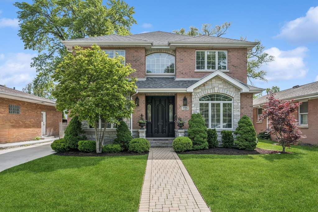 725 Park Plaine Avenue property in Park Ridge