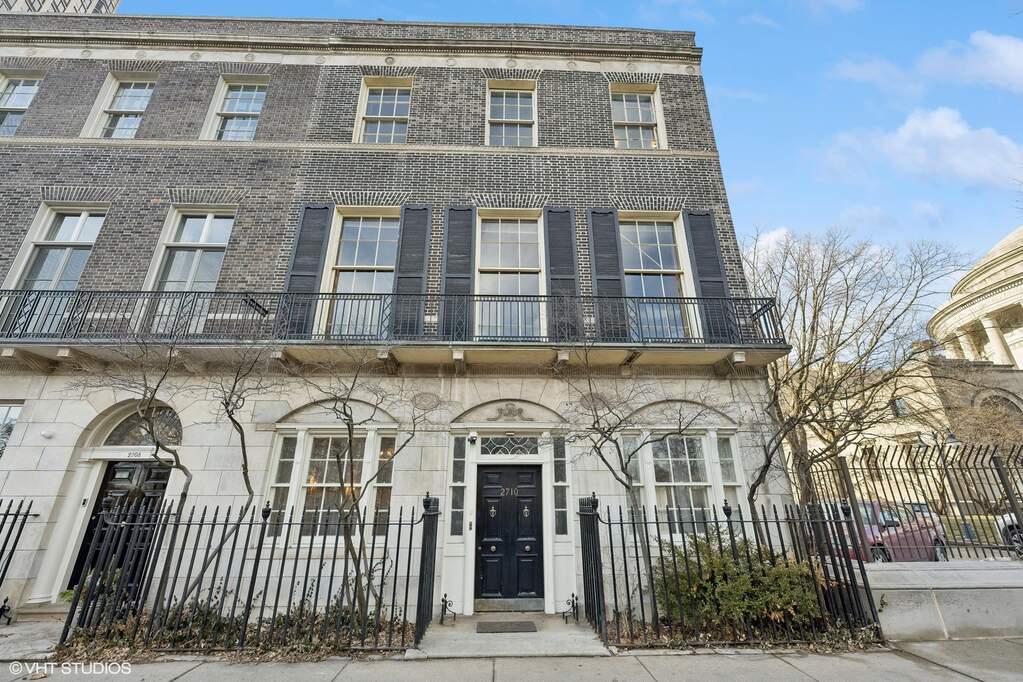 2710 N Lakeview Avenue property in Chicago