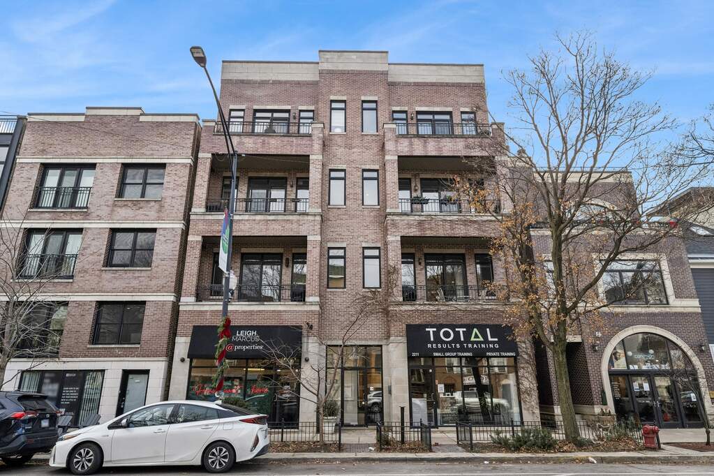 2207 W Roscoe Street #2E property in Chicago