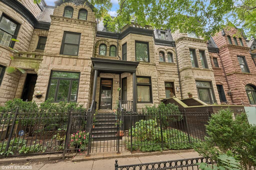 2743 N Pine Grove Avenue property in Chicago