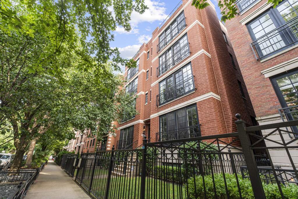 855 W Buckingham Place #1W property in Chicago