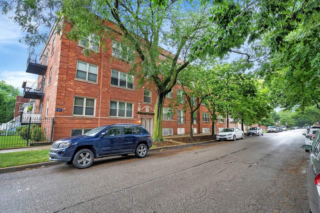 3435 W Berteau Avenue #1C property in Chicago