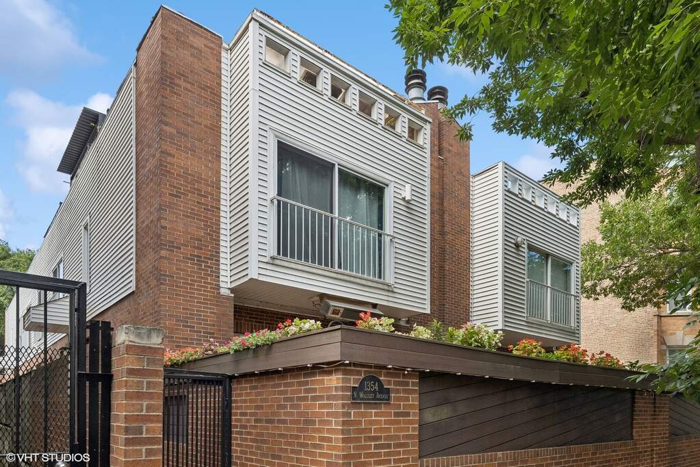 1354 N Wolcott Avenue #B property in Chicago