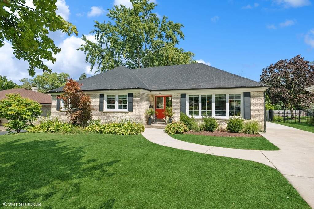 337 E Cayuga Avenue property in Elmhurst