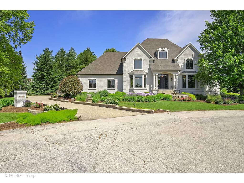 38W672 Greenview Court property in St. Charles