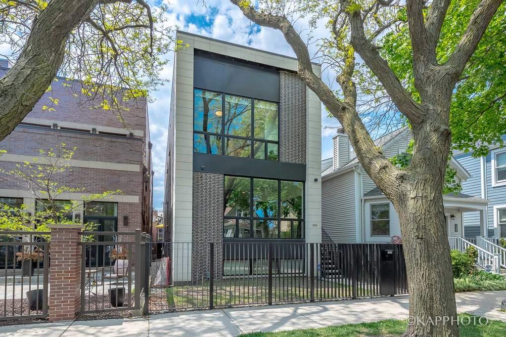 2656 N Marshfield Avenue property in Chicago