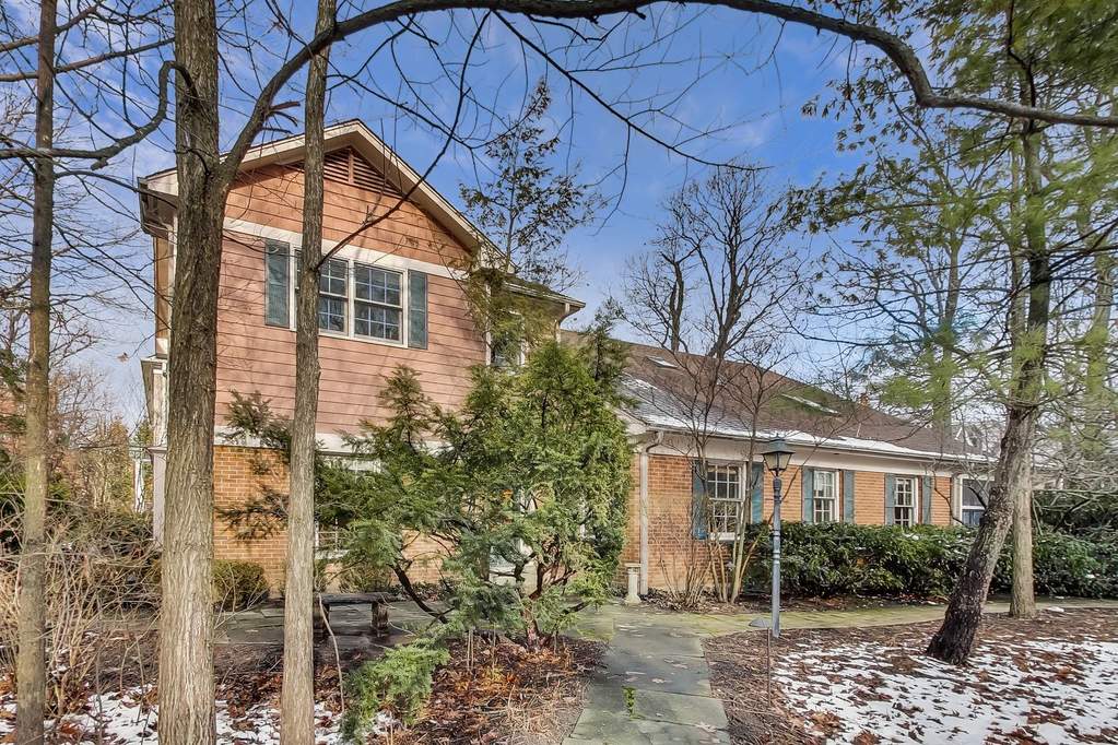 995 Pine Street property in Winnetka