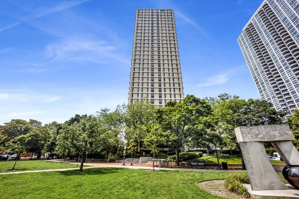 1960 N Lincoln Park West Avenue #408 property in Chicago