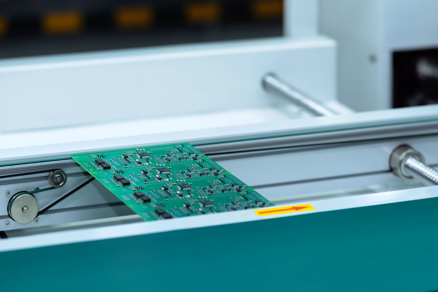 Płytka PCB na przenośniku automatycznej linii produkcyjnej