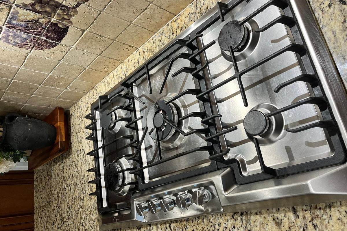 Stove deep clean by Genesis S Cleaning 
