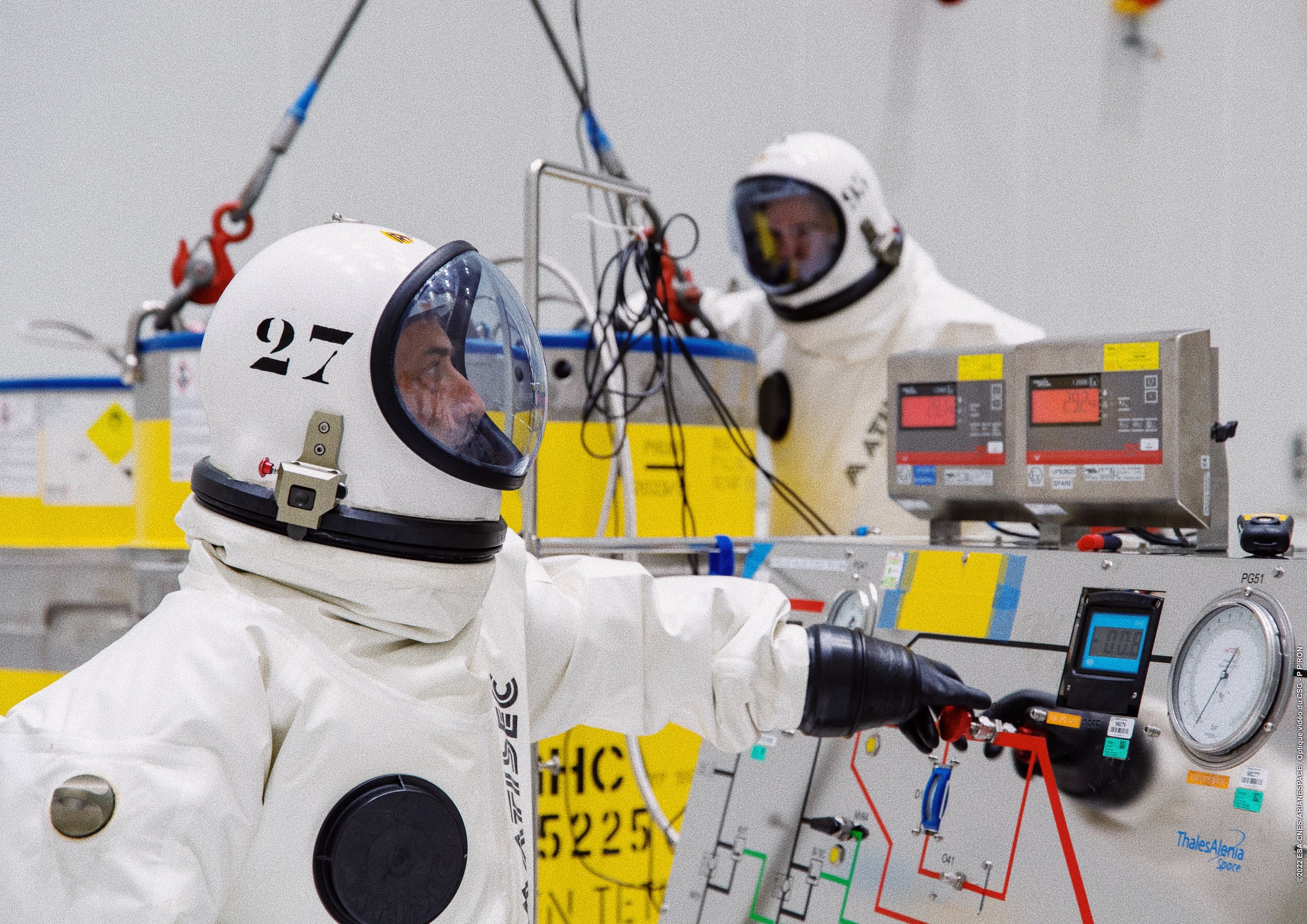 Intégration d’un satellite en salle blanche