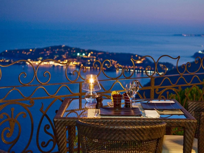Table privée avec vue sur la Méditerranée au crépuscule