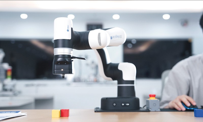 Instructor-led session on a collaborative robot in a classroom