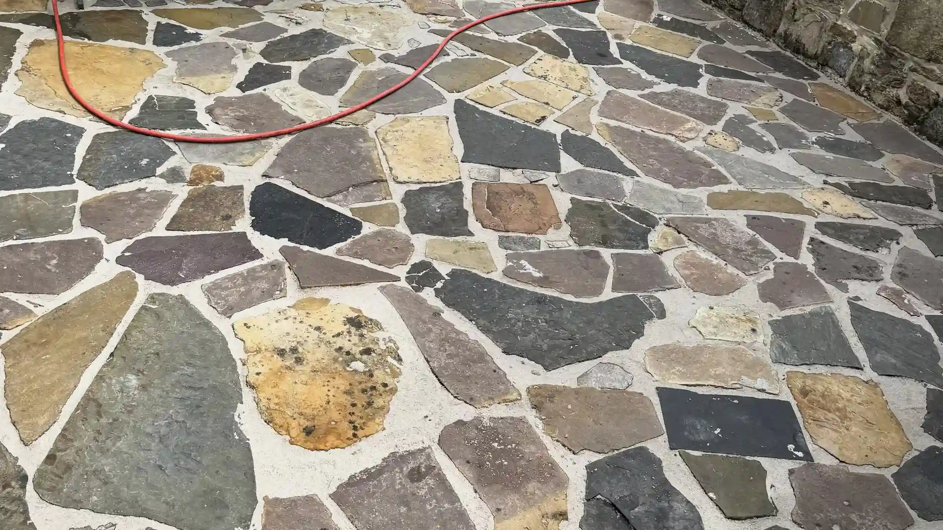 Terrasse en pierres naturelles en opus incertum, après nettoyage