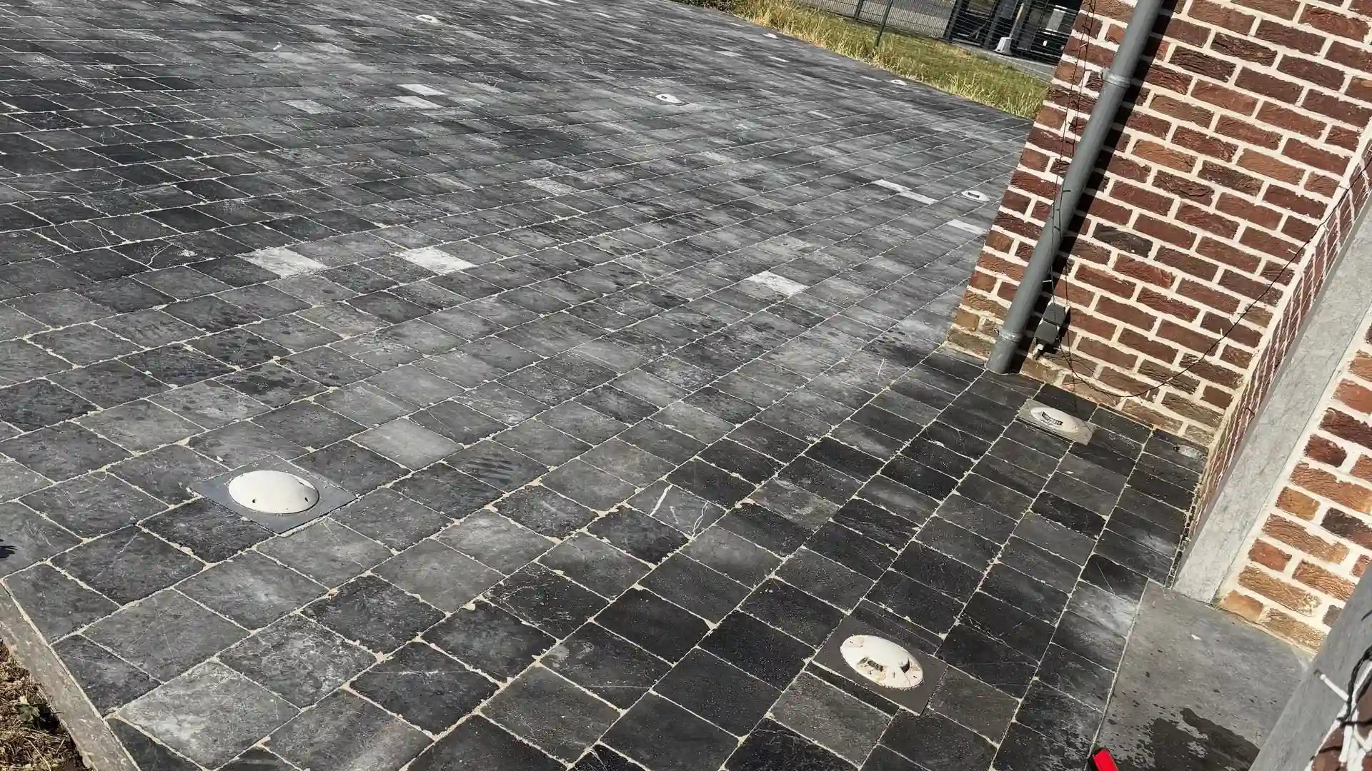 Terrasse en pavés anthracite avec spots encastrés, après nettoyage