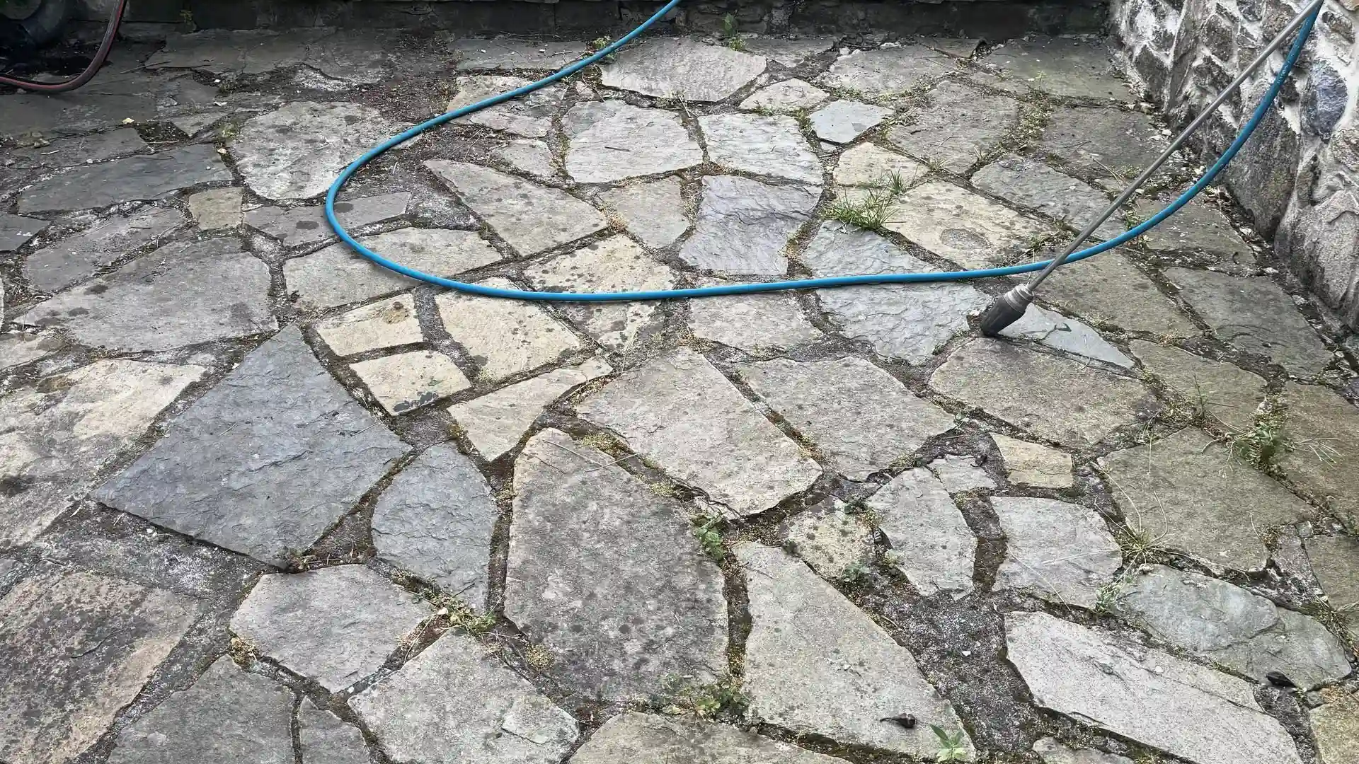 Terrasse en pierres naturelles en opus incertum, avant nettoyage