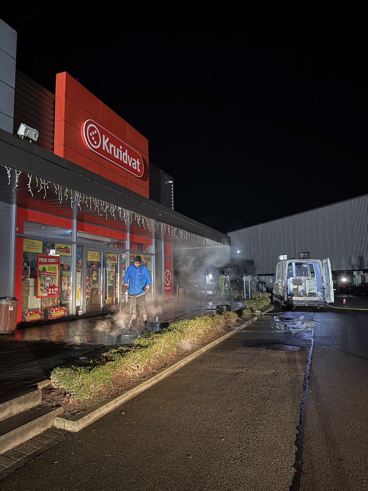 Nettoyage des abords d'une enseigne du centre commercial Crescend'Eau