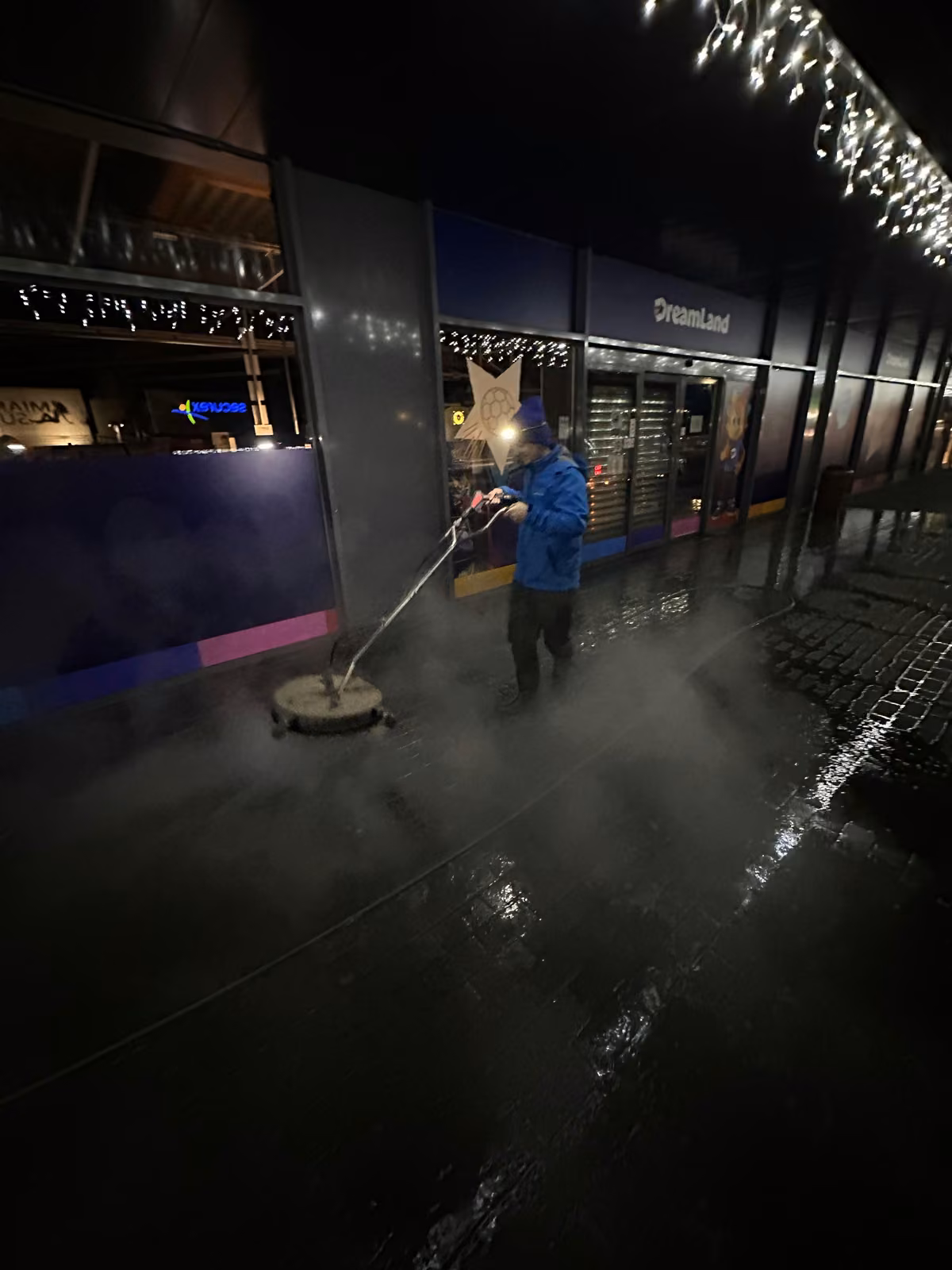 Nettoyage des sols du centre commercial Crescend'Eau à la vapeur, de nuit