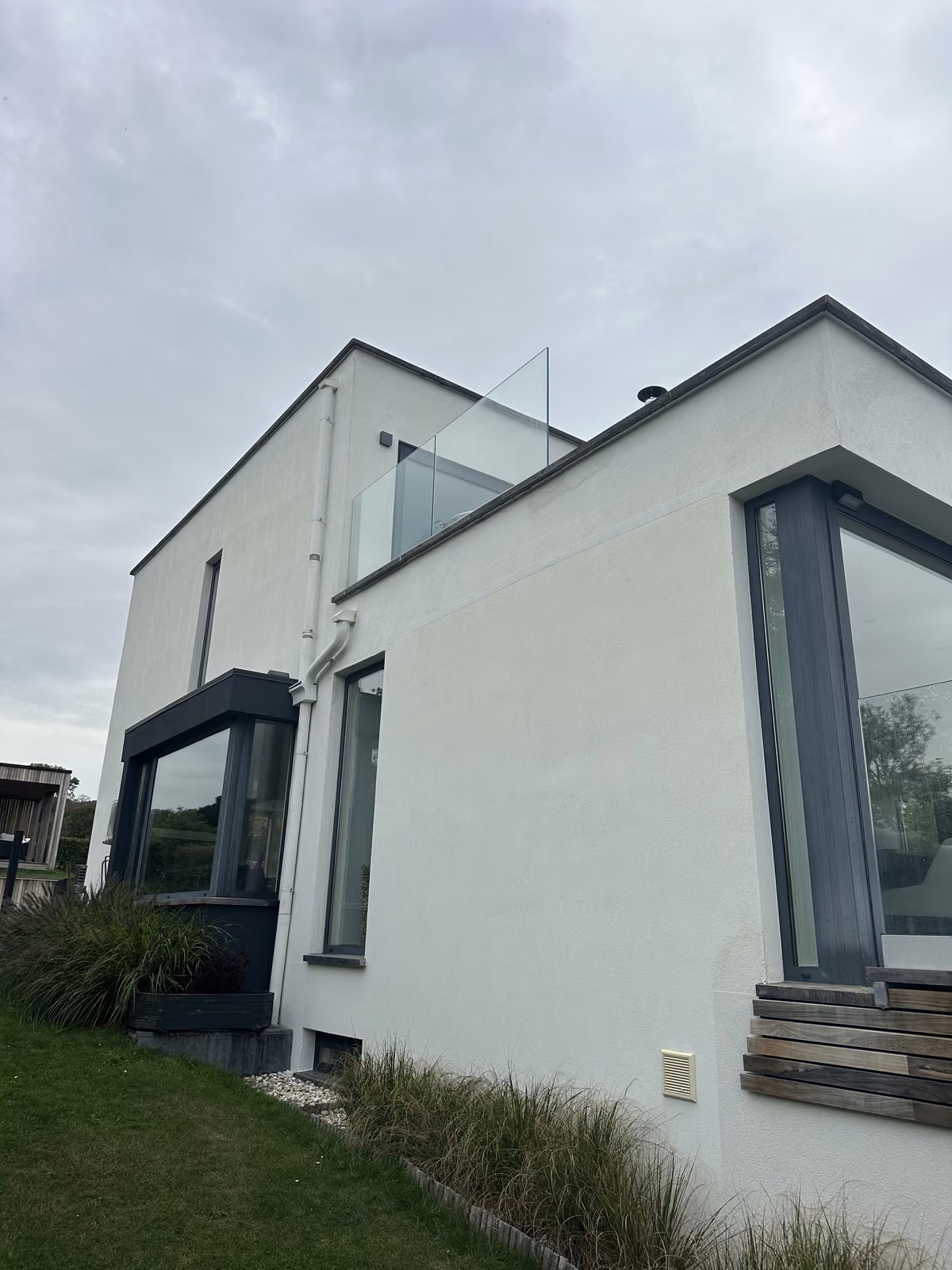 Maison moderne en crépi blanc après nettoyage de façade