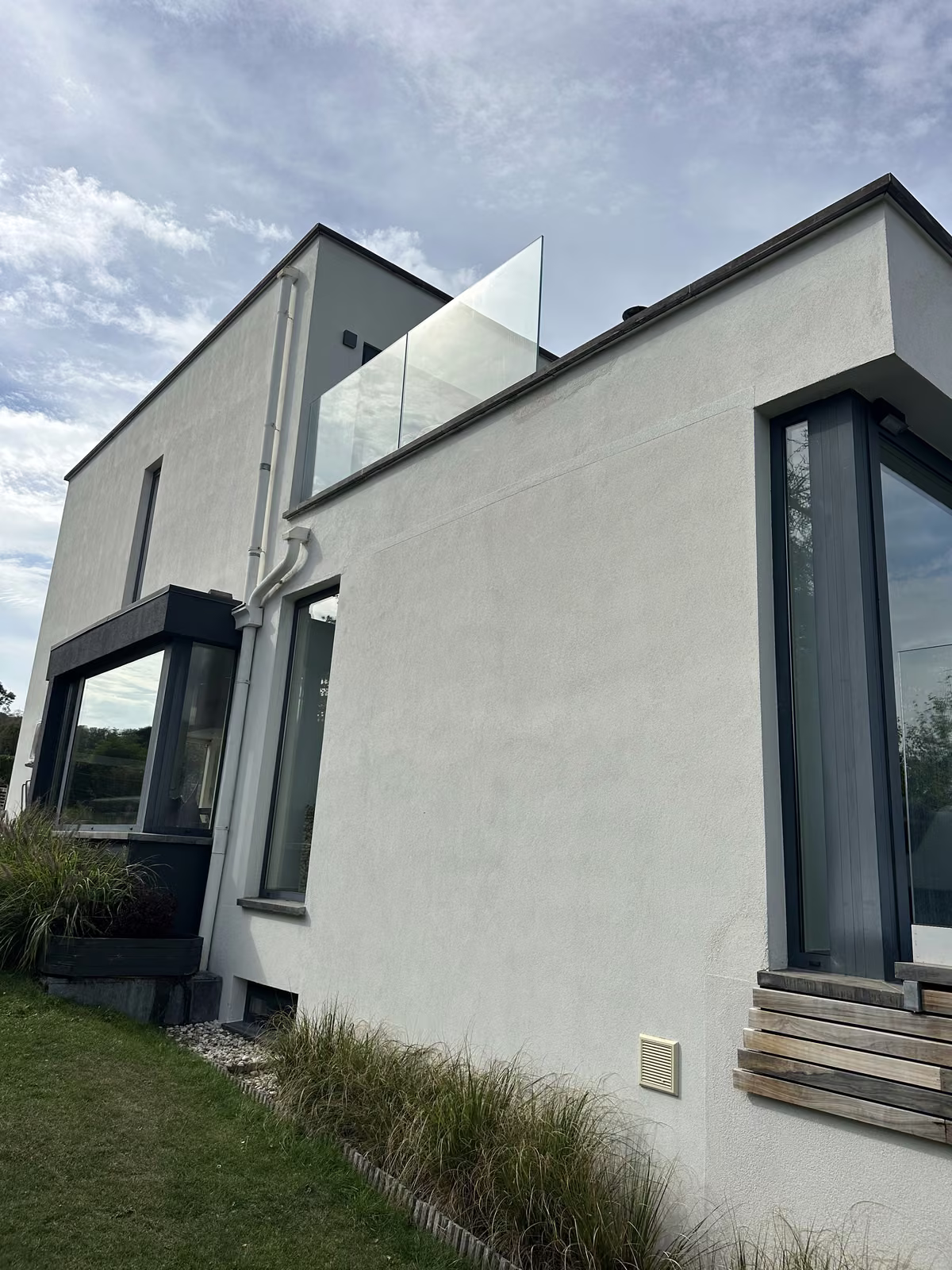 Façade en crépi blanc après nettoyage