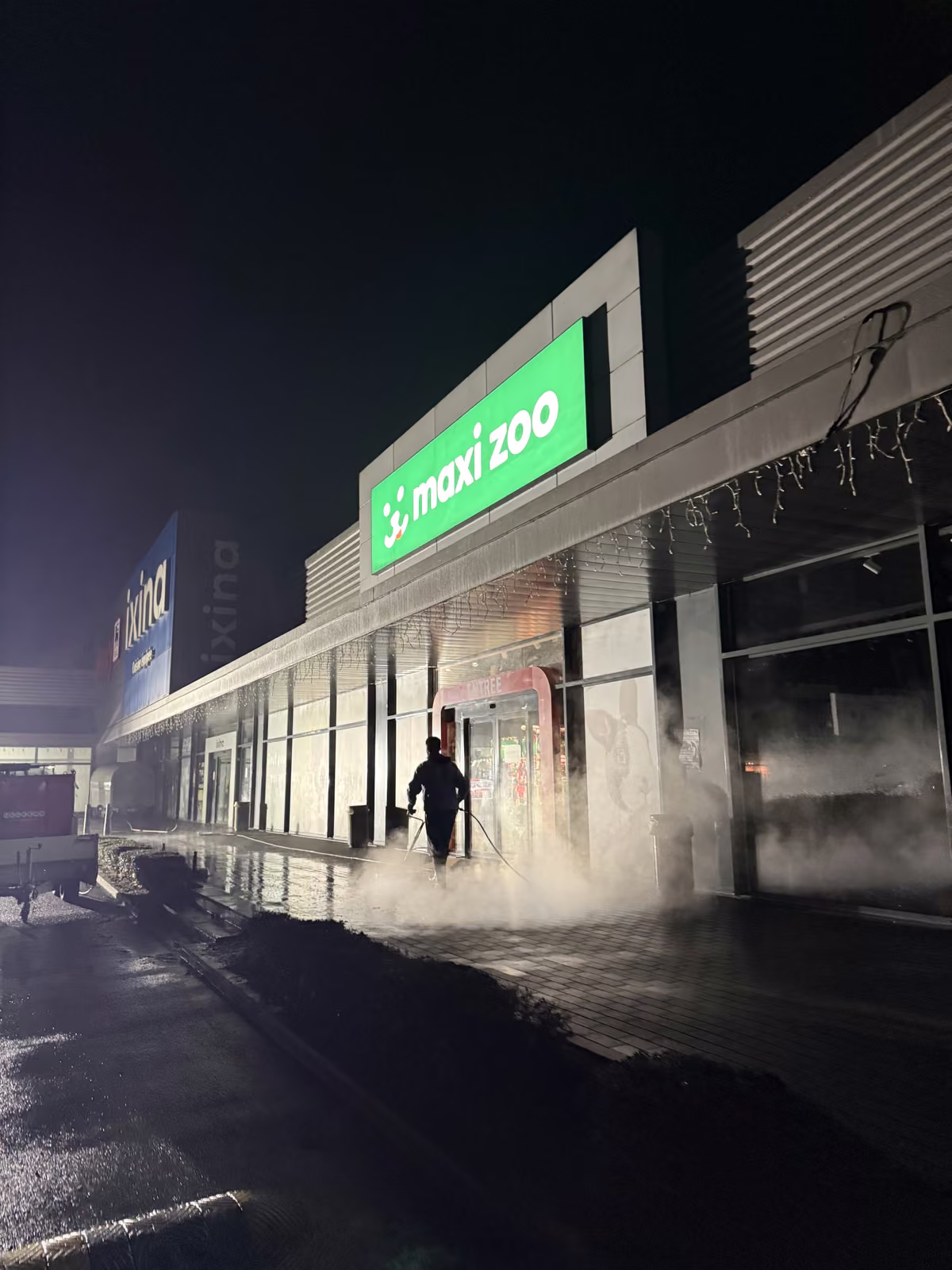 Nettoyage vapeur devant les enseignes du centre commercial Crescend'Eau