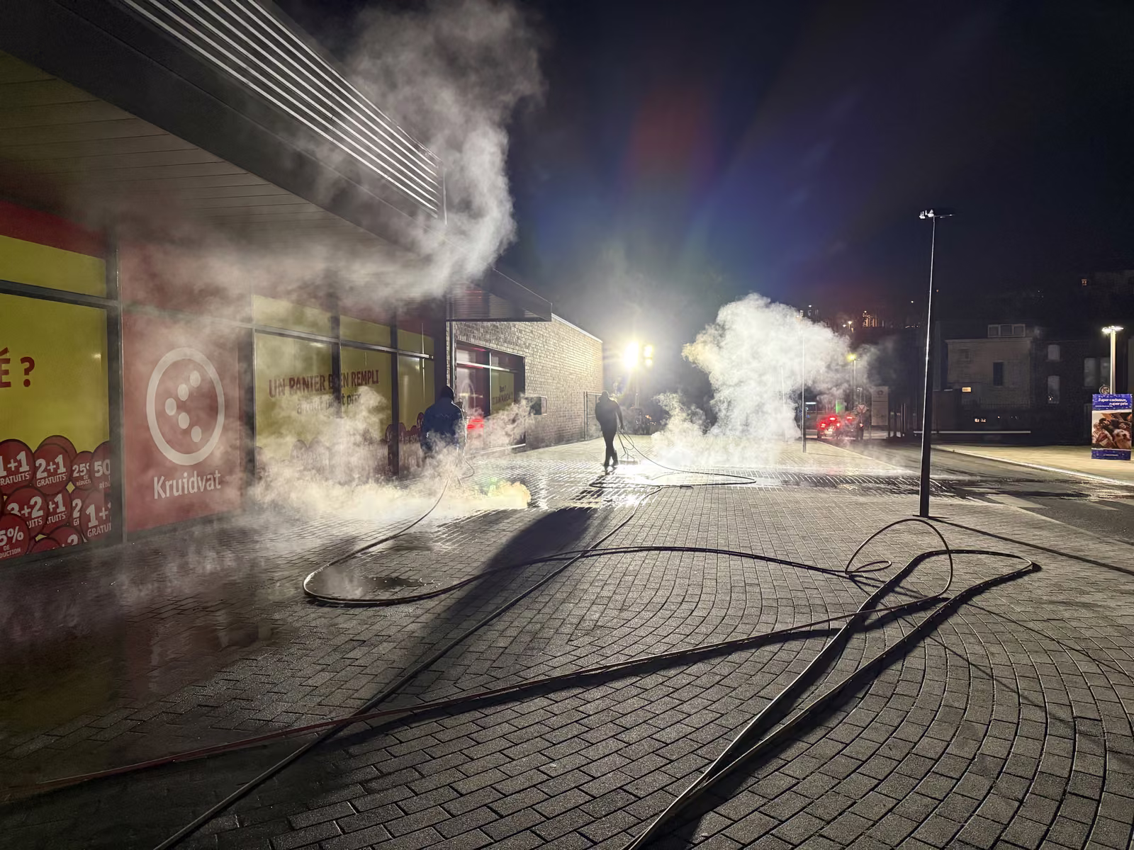 Nettoyage vapeur nocturne du parvis pavé du centre commercial Crescend'Eau