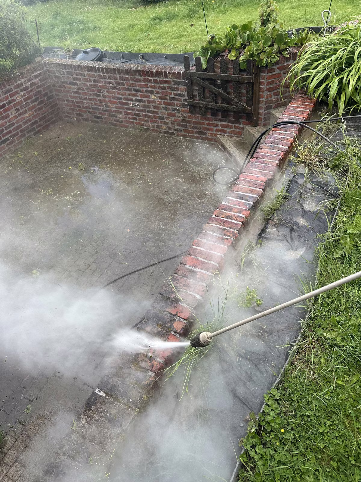 Nettoyage à la vapeur d'un mur en briques