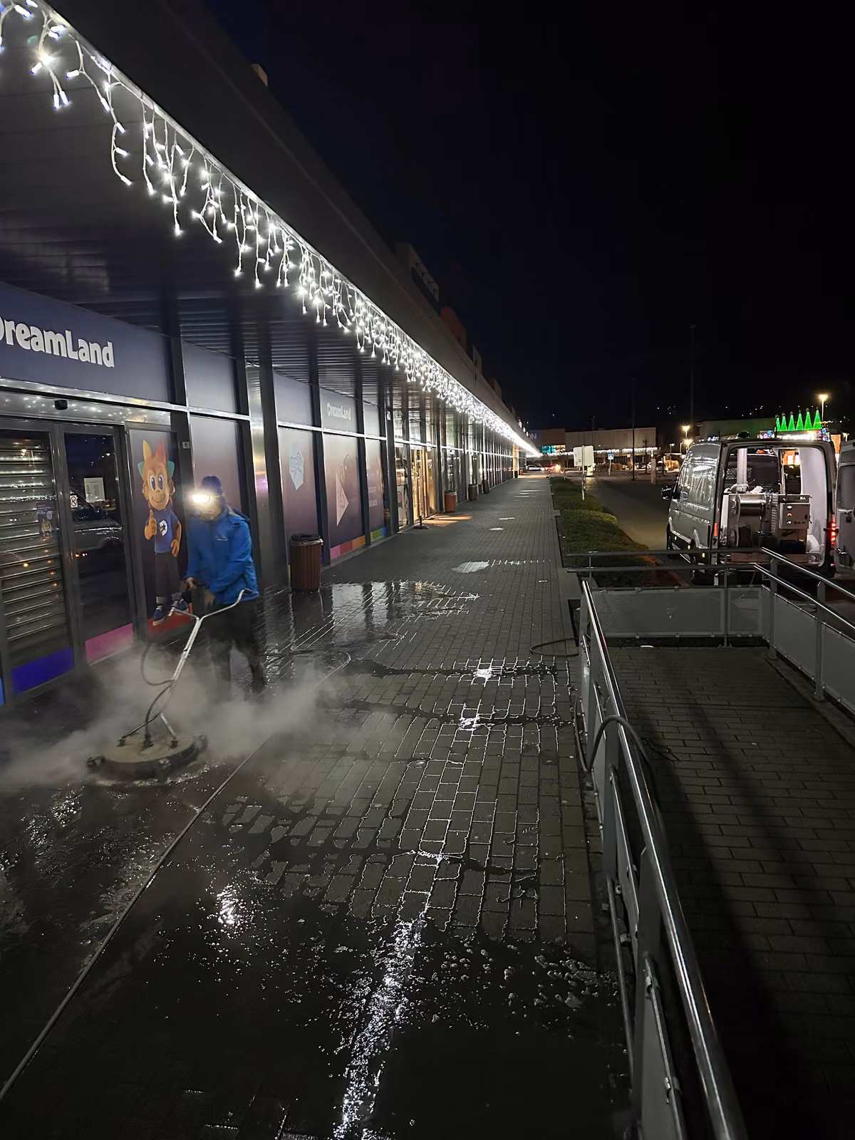 Nettoyage vapeur de nuit des galeries du centre commercial Crescend'Eau à Verviers
