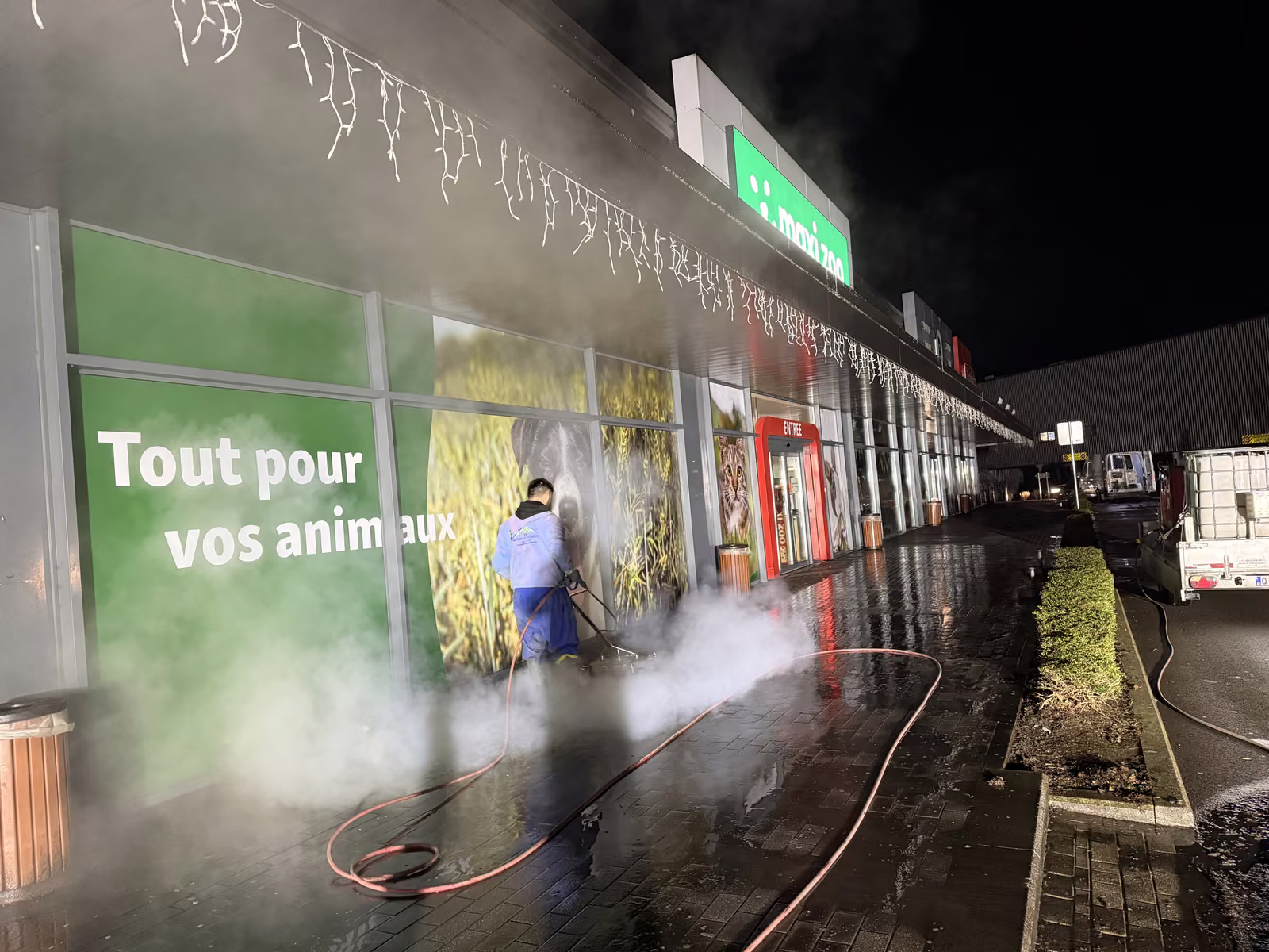 Nettoyage vapeur des trottoirs du centre commercial Crescend'Eau