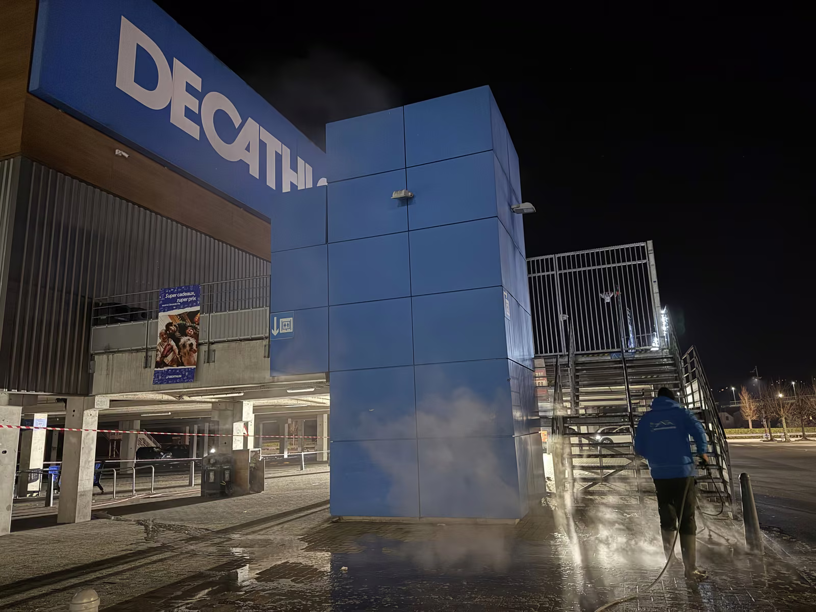 Nettoyage vapeur de la façade d'une enseigne du centre commercial Crescend'Eau