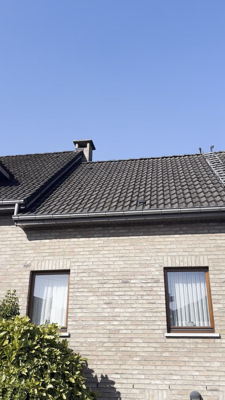 Gouttières et toiture d'une maison après nettoyage