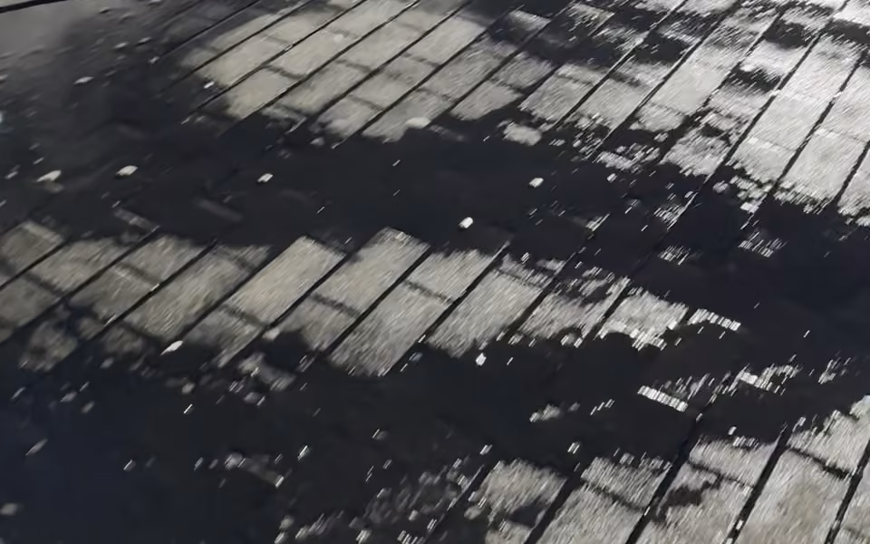 Parvis d'entreprise en pavés avant nettoyage de nuit : surface encrassée et traces noires