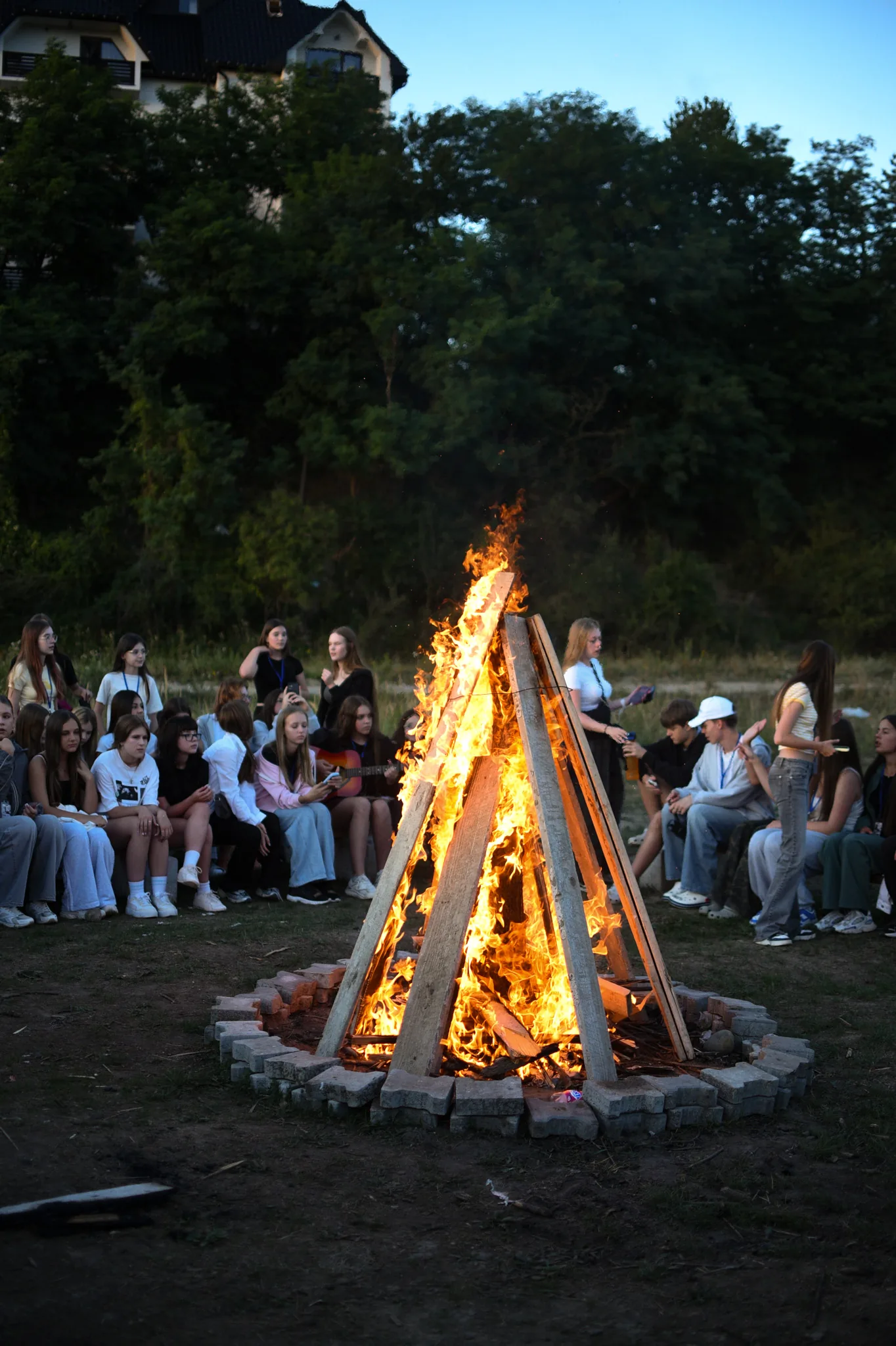 Учасники табору TeenAge біля великого вогнища ввечері