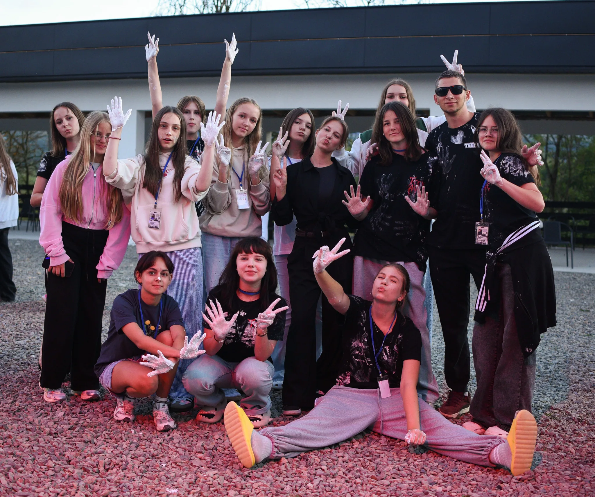 Учасники табору TeenAge підіймають розмальовані руки на вечірці