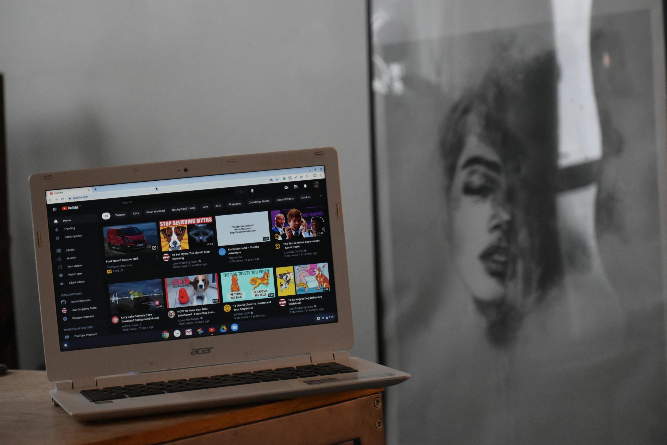 Laptop zeigt die YouTube-Oberfläche mit Videovorschlägen – wichtige Plattform für die Optimierung der YouTube Watchtime