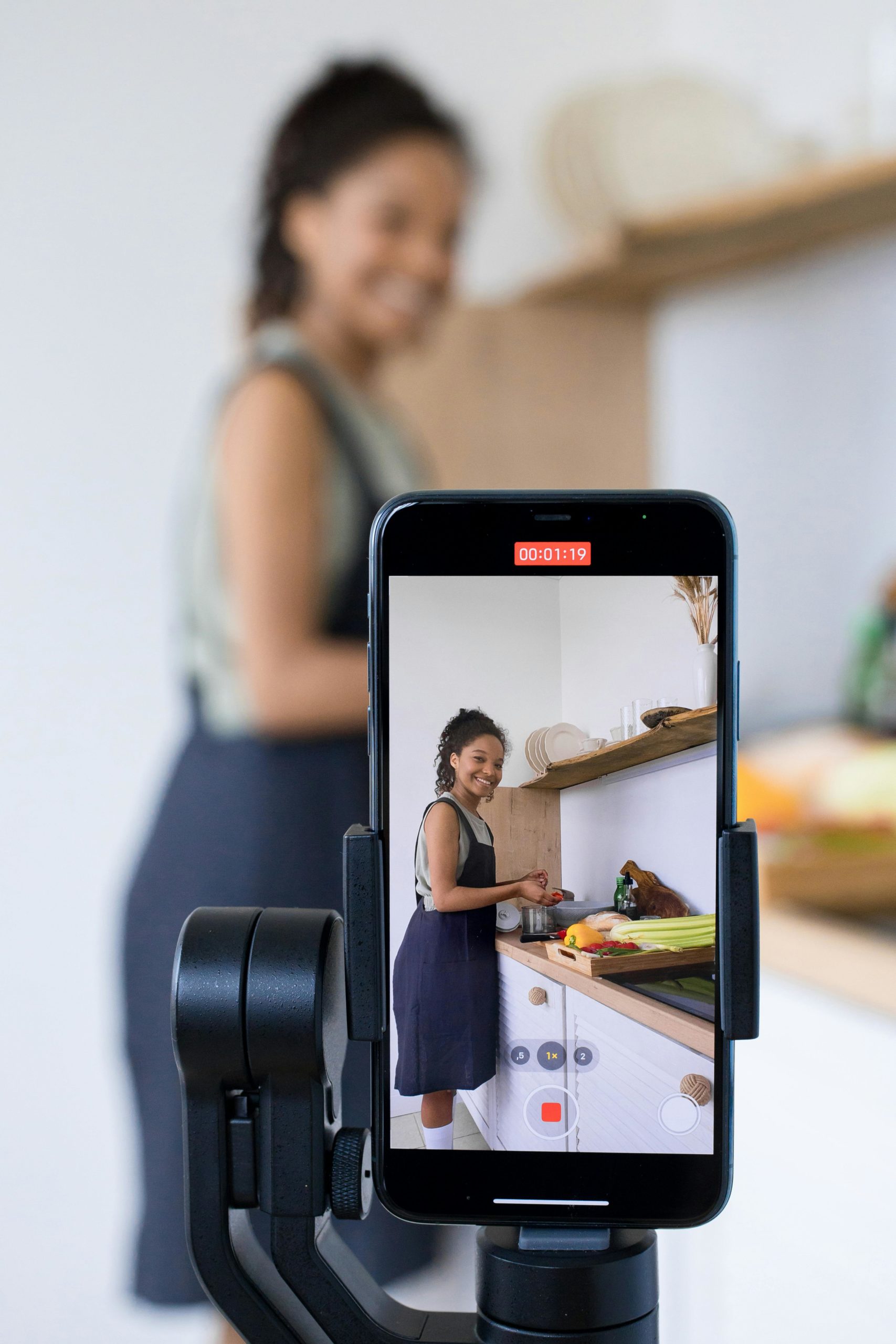 Frau, die mit dem Smartphone ein Kurzvideo von sich filmt.