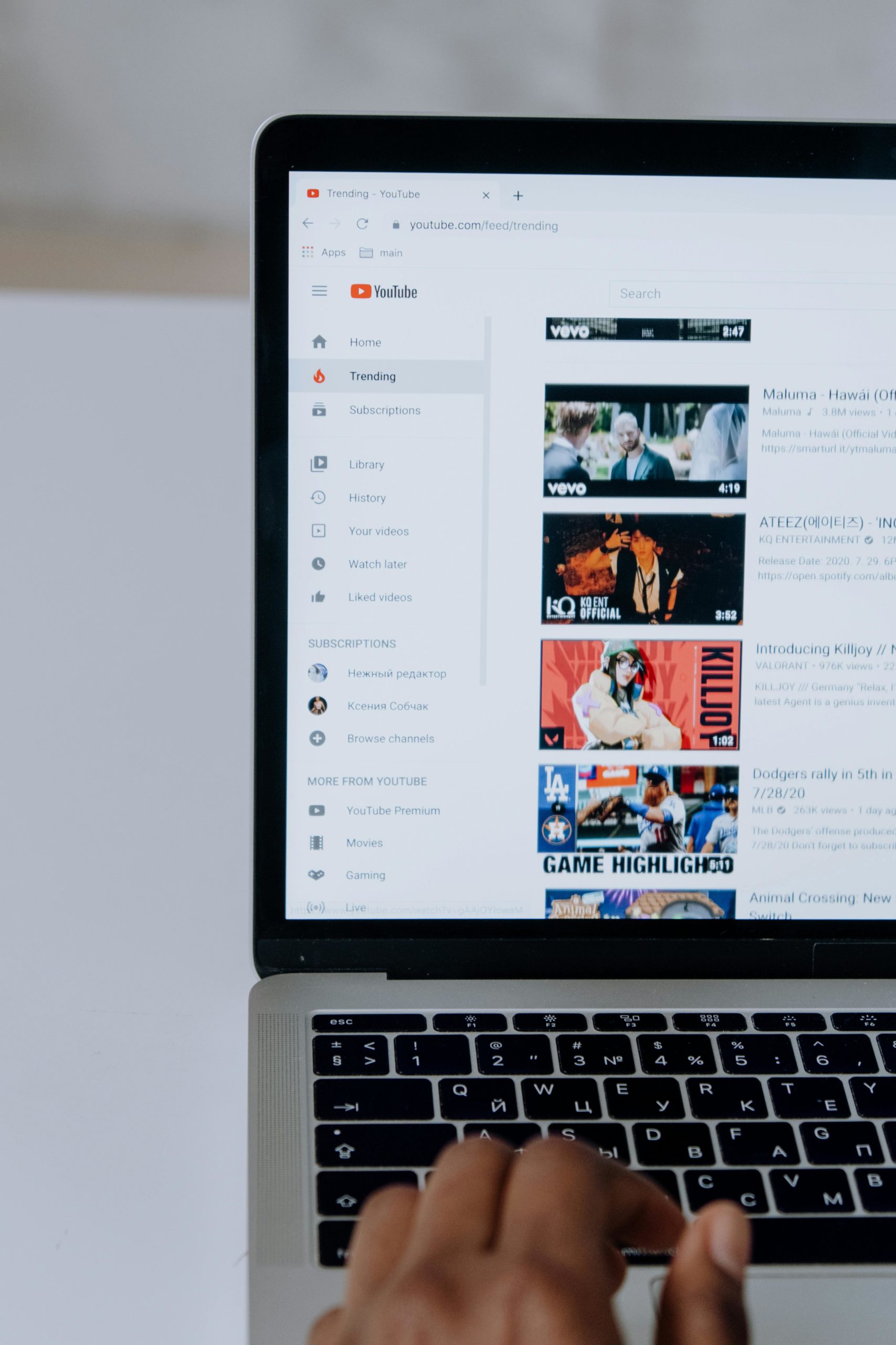 Bild von einem Laptop, auf dem die YouTube Startseite zu sehen ist. Das Bild soll die strategischen Vorteile von YouTube Shorts darstellen.