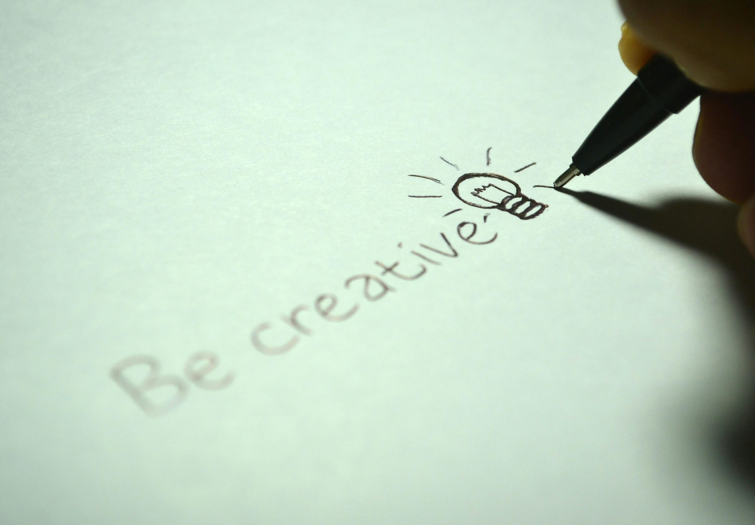Be creative ist der Inhalt des Bildes. Es verdeutlicht die Wichtigkeit der Kreativität für mehr Reichweite mit Kurzvideos auf YouTube.