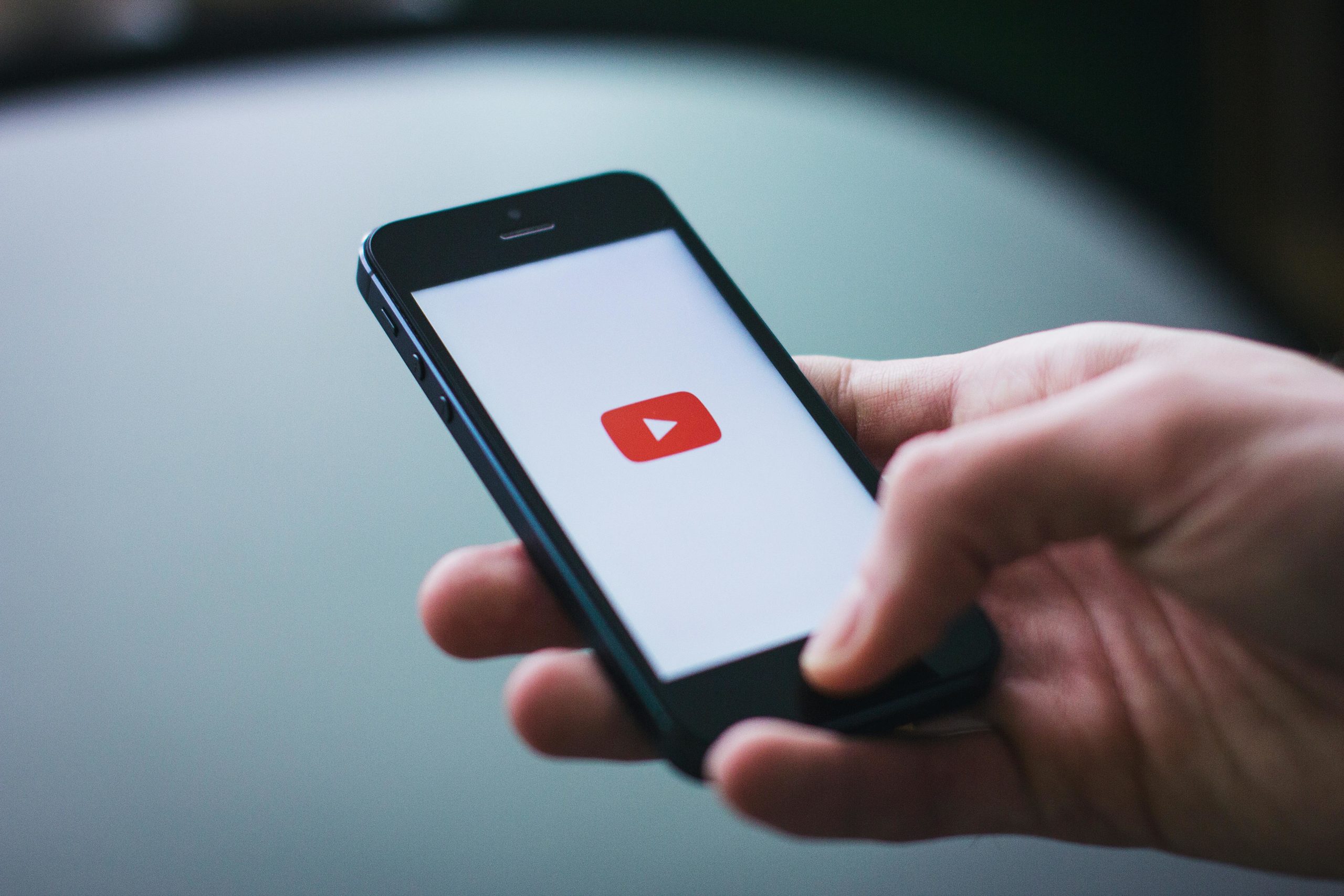 Smartphone mit YouTube-App – Videomarketing zur gezielten Kundenakquise und Neukundengewinnung.