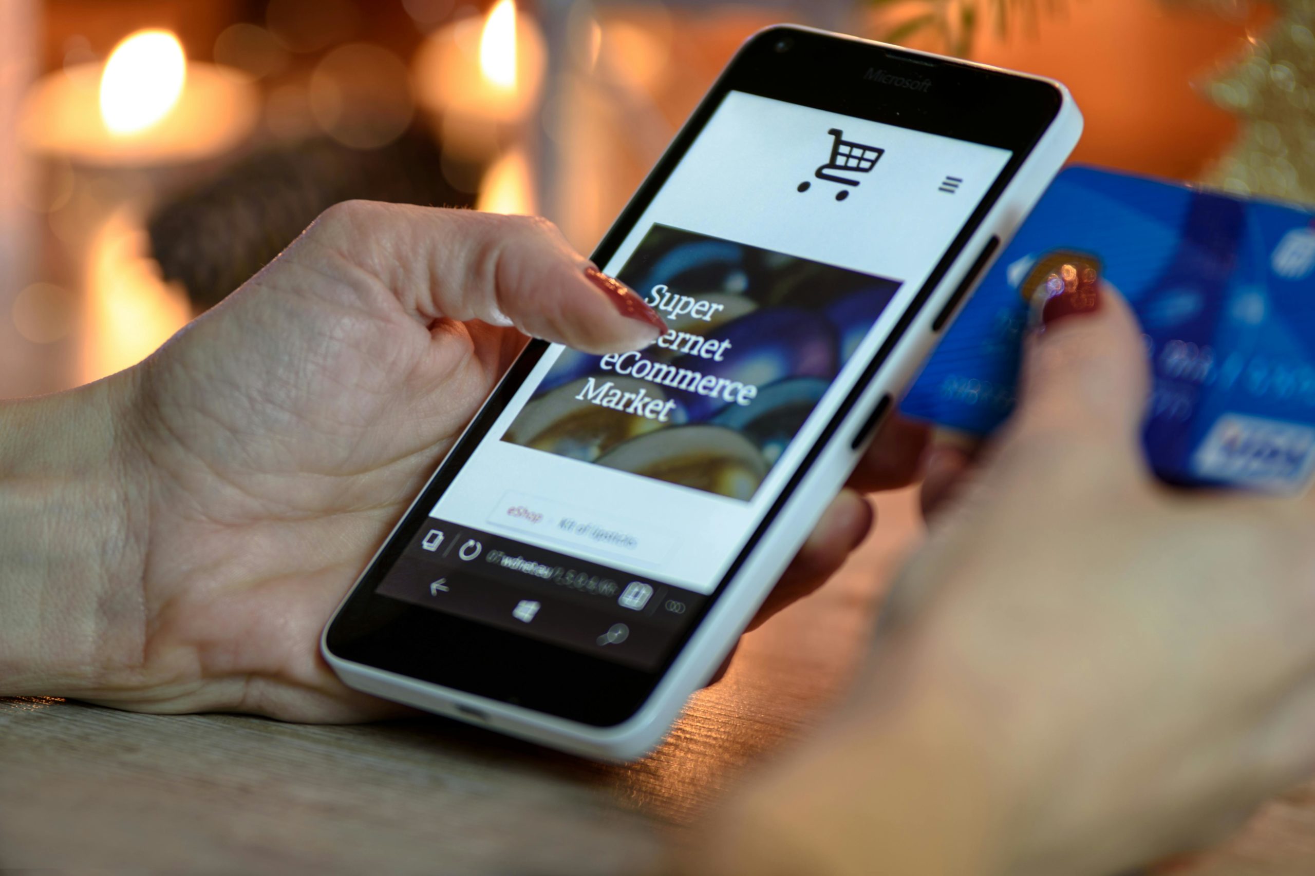 Einkauf auf einem Smartphone – effektive Strategien zur Neukundengewinnung für Online Shops.