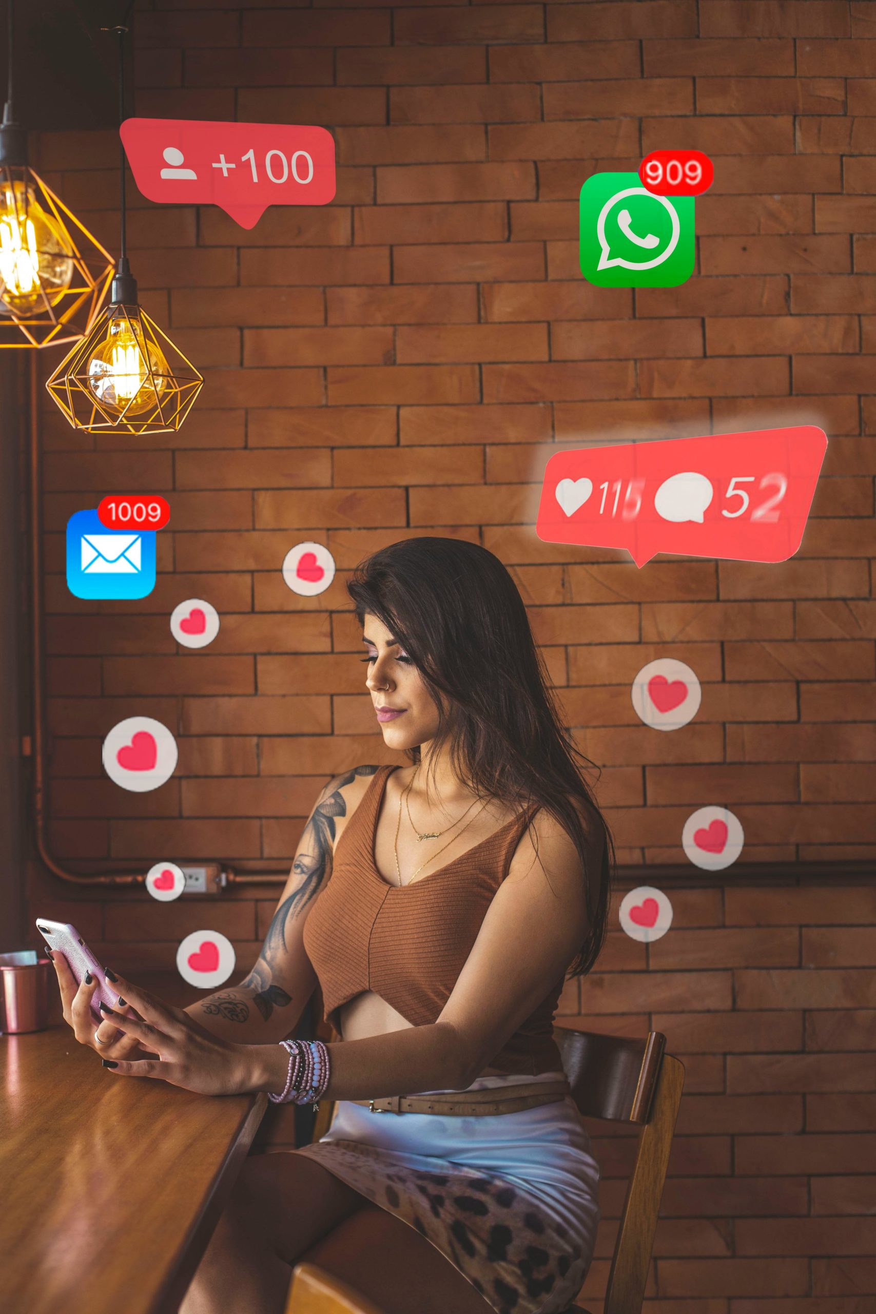 Frau hält Smartphone in der Hand und bekommt viele Benachrichtigungen zu Likes und neuen Followern. Das Bild symbolisiert das virale Potenzial als Vorteil von YouTube für Unternehmen.