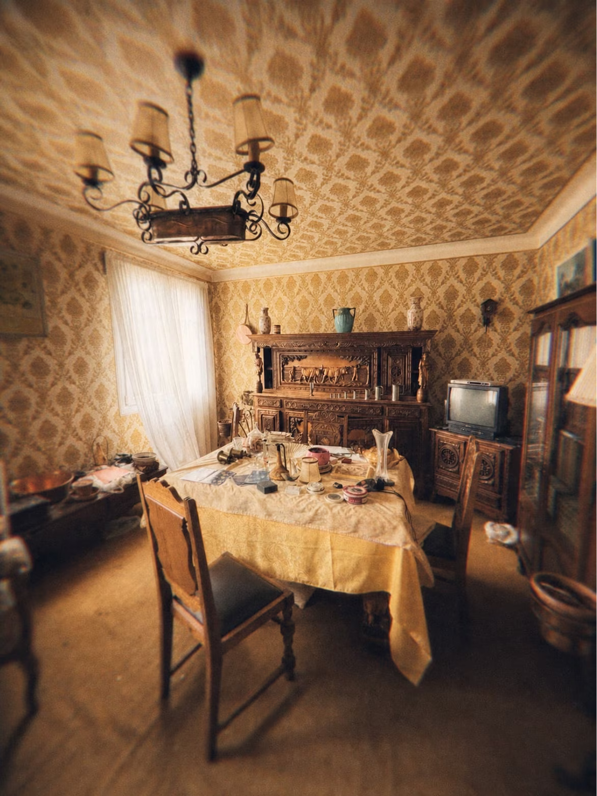 Intérieur d'une maison à débarrasser : salle à manger meublée avant intervention