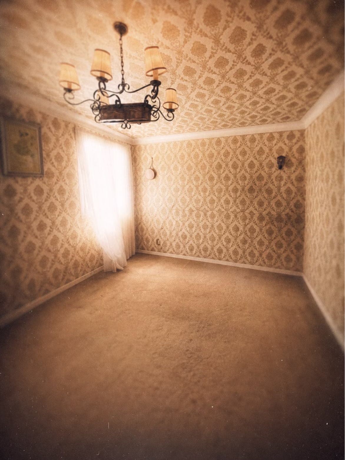 Intérieur d'une maison à débarrasser : salle à manger meublée avant intervention