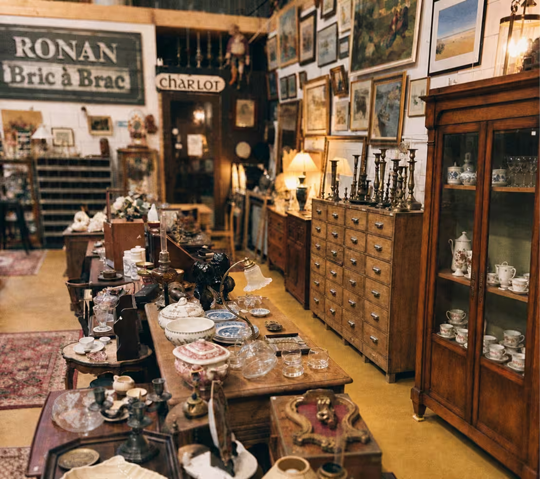 Meubles, cadres et objets anciens dans la boutique Ronan Bric à Brac