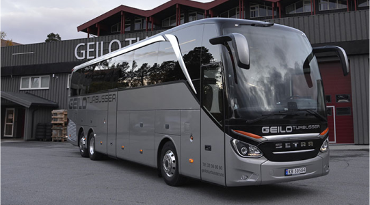 Turbuss parkert foran Geilo Turbussers lokaler