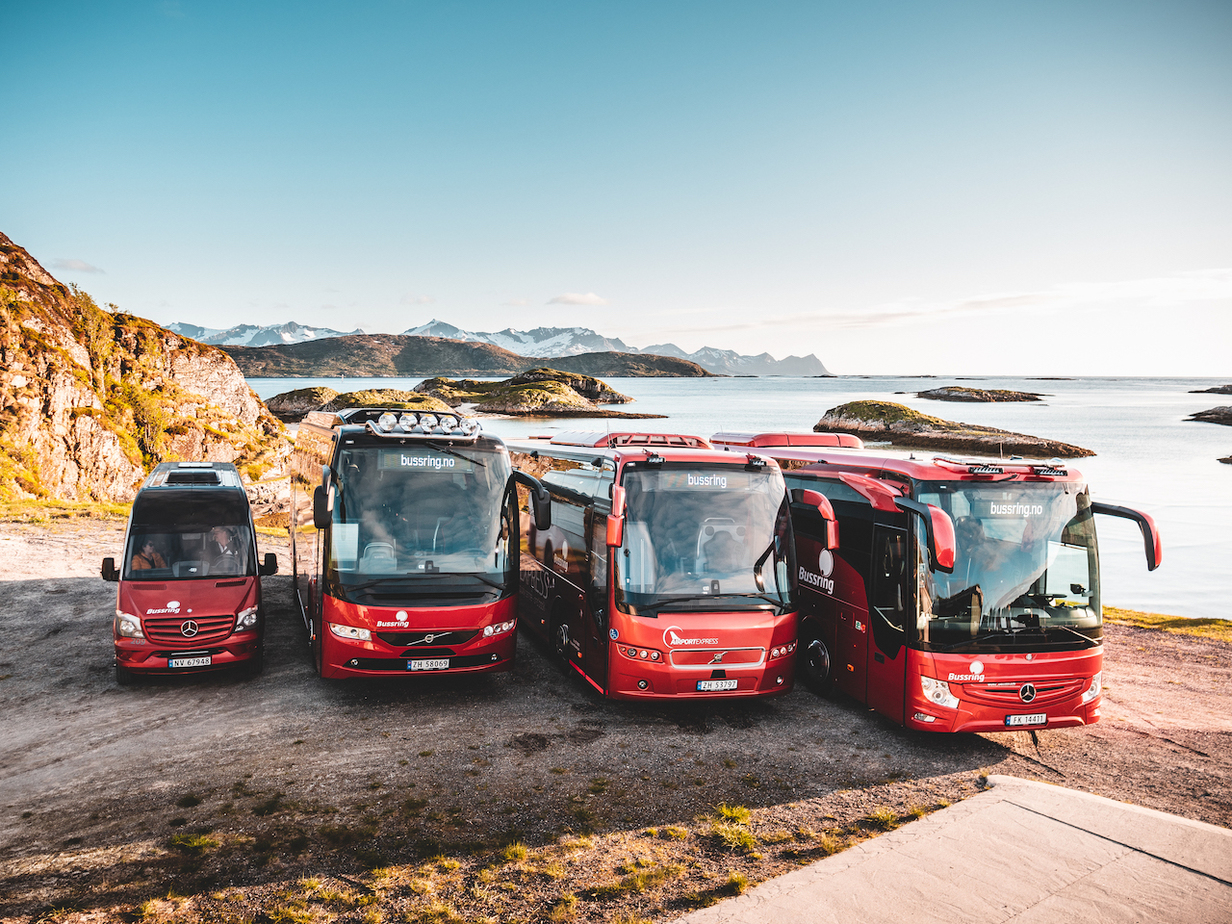 Busser fra Bussring på rekke ved sjøen