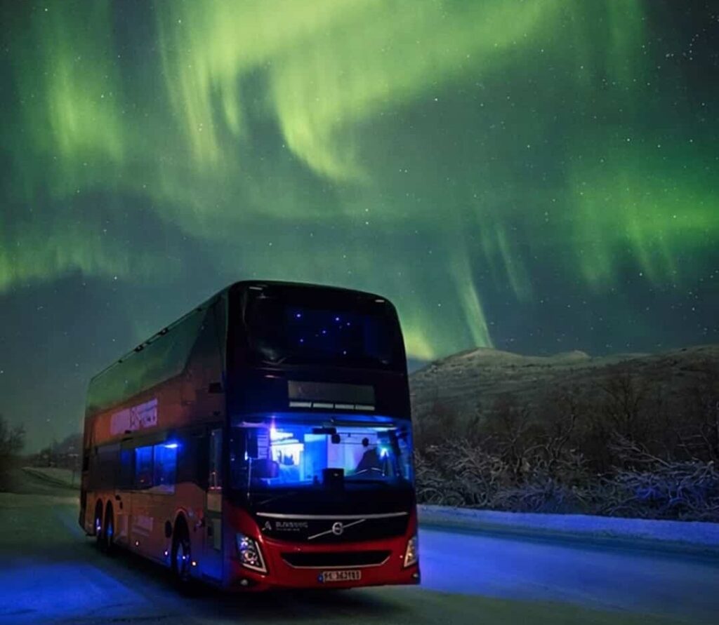 Dobbeltdekker fra Bussring under nordlyset